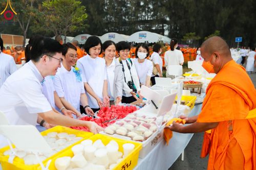 ภาพ No.111957:พิธีถวายภัตตาหารเป็นสังฆทาน แด่คณะพระธรรมยาตราฯ ในโครงการธรรมยาตรา กตัญญูบูชา มหาปูชนียาจารย์ พระมงคลเทพมุนี(สด จนฺทสโร) พระผู้ปราบมาร อนุสรณ์สถาน 7 แห่ง ปีที่ 12 วันที่ 14 มกราคม พ.ศ. 2567 ณ อนุสรณ์สถานมหาวิหารพระมงคลเทพมุนี  (โลตัสแลนด์) อ.สองพี่น้อง จ