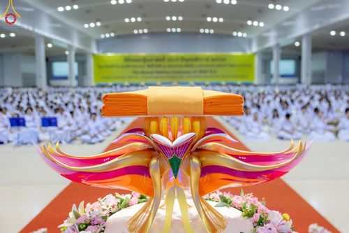 ภาพ No.167600:พิธีตักบาตรและพิธีบูชาข้าวพระ ในวันอาทิตย์ที่ 3 พฤศจิกายน พ.ศ. 2567 ณ วัดพระธรรมกาย