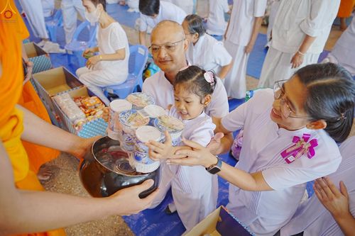 ภาพ No.240506:วันพุธที่ 27 สิงหาคม พ.ศ. 2568 พิธีตักบาตร ในวันธรรมชัย ณ วัดพระธรรมกาย จ.ปทุมธานี