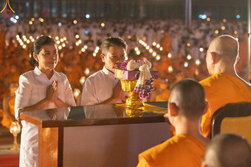 ภาพ No.122328:พิธีจุดประทีปถวายเป็นพุทธบูชา และบูชาธรรมมหาปูชนียาจารย์ พระมงคลเทพมุนี(สด จนฺทสโร) ในโครงการธรรมยาตรา กตัญญูบูชา มหาปูชนียาจารย์ พระมงคลเทพมุนี(สด จนฺทสโร) พระผู้ปราบมาร อนุสรณ์สถาน 7 แห่ง ปีที่ 12 วันที่ 31 มกราคม พ.ศ. 2567 ณ วัดพระธรรมกาย จ.ปทุมธานี (