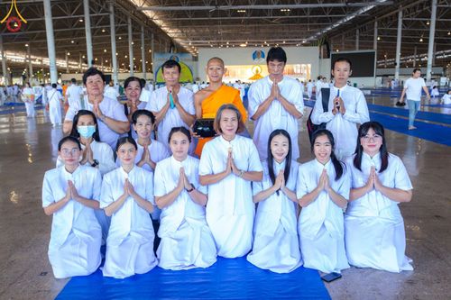 ภาพ No.151107:พิธีตักบาตร ในวันอาทิตย์ต้นเดือน วันที่ 1 กันยายน พ.ศ. 2567 ณ สภาธรรมกายสากล วัดพระธรรมกาย