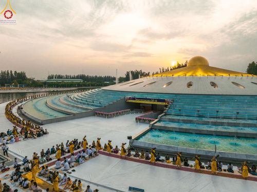 ภาพ No.120421:พิธีต้อนรับพระธรรมยาตรา ในโครงการธรรมยาตรา กตัญญูบูชา มหาปูชนียาจารย์ พระมงคลเทพมุนี(สด จนฺทสโร) พระผู้ปราบมาร อนุสรณ์สถาน 7 แห่ง ปีที่ 12 วันที่ 28 มกราคม พ.ศ. 2567 ณ วัดพระธรรมกาย จ.ปทุมธานี (ชุดที่ 2)