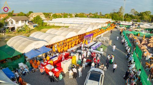 ภาพ No.195987:พิธีถวายภัตตาหารเป็นสังฆทาน แด่พระธรรมยาตรา ณ วัดโบสถ์(บน) ตำบลบางคูเวียง อำเภอบางกรวย จังหวัดนนทบุรี ในโครงการธรรมยาตรา กตัญญูบูชา มหาปูชนียาจารย์ พระมงคลเทพมุนี(สด จนฺทสโร) พระผู้ปราบมาร อนุสรณ์สถาน 7 แห่ง ปีที่ 13 วันที่ 16 มกราคม พ.ศ. 2568