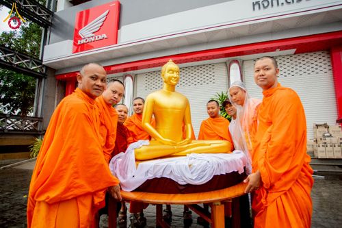 ภาพ No.226186:วันอาทิตย์ที่ 25 พฤษภาคม พ.ศ. 2568 พิธีตักบาตรพระ 1,000 รูปเมืองตรัง ครบรอบ 110 ปี เมืองทับเที่ยง ถวายเป็นพุทธบูชา ถวายเป็นพระราชกุศลแด่รัชกาลที่ 10 และอุทิศส่วนกุศลแด่อดีตเจ้าเมืองตรัง และบรรพบุรุษ ณ บริเวณหน้าศาลากลางจังหวัดตรัง ถนนพระราม 6