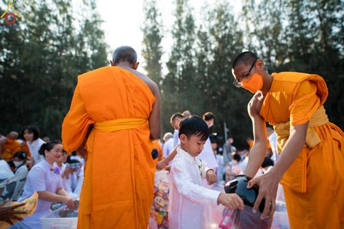 ภาพ No.107484:พิธีตักบาตรพระธรรมยาตราฯ ในโครงการธรรมยาตรากตัญญูบูชา มหาปูชนียาจารย์ พระมงคลเทพมุนี(สด จนฺทสโร) พระผู้ปราบมาร ปีที่ 12 ณ อนุสรณ์สถานมหาวิหารพระมงคลเทพมุนี อ.สองพี่น้อง จ.สุพรรณบุรี วันที่ 7 มกราคม พ.ศ. 2567