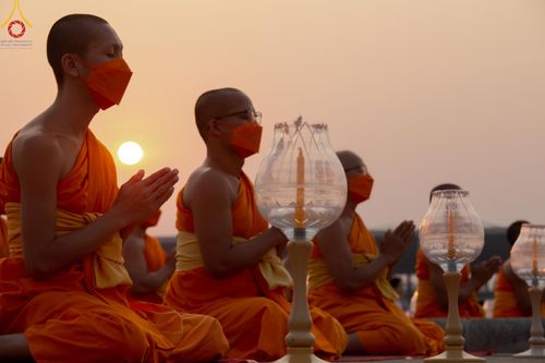 ภาพ No.122082:พิธีจุดประทีปถวายเป็นพุทธบูชา และบูชาธรรมมหาปูชนียาจารย์ พระมงคลเทพมุนี(สด จนฺทสโร) ในโครงการธรรมยาตรา กตัญญูบูชา มหาปูชนียาจารย์ พระมงคลเทพมุนี(สด จนฺทสโร) พระผู้ปราบมาร อนุสรณ์สถาน 7 แห่ง ปีที่ 12 วันที่ 31 มกราคม พ.ศ. 2567 ณ วัดพระธรรมกาย จ.ปทุมธานี