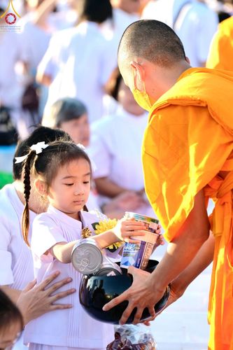 ภาพ No.105352:พิธีตักบาตรฉลองพระบวชใหม่ รุ่นบูชาธรรมมหาปูชนียาจารย์ และต้อนรับศักราชใหม่ วันจันทร์ที่ 1 มกราคม พ.ศ. 2567 ณ ลานธรรมพระมหาธรรมกายเจดีย์ วัดพระธรรมกาย