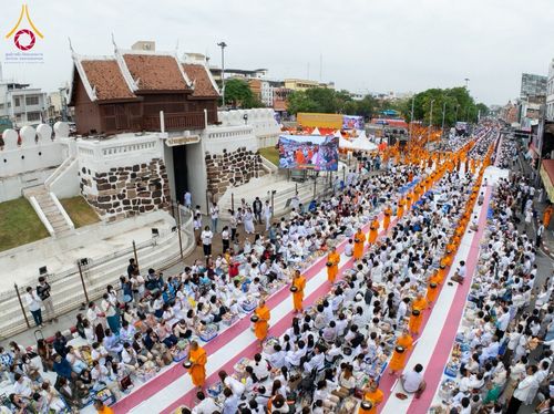 ภาพ No.210385:วันอาทิตย์ที่ 9 มีนาคม พ.ศ. 2568 พ่อเมืองโคราชจัดตักบาตรพระหมื่น ทำบุญเมือง 557 ปี