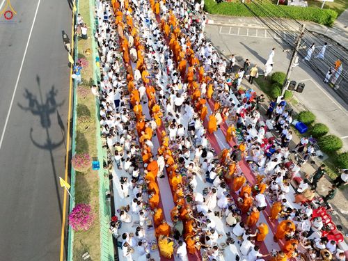 ภาพ No.235260:วันอาทิตย์ที่ 27 กรกฎาคม พ.ศ. 2568 พิธีตักบาตรพระ1,000 รูป ทำบุญเมืองพัทลุง ประธานสงฆ์ พระปริยัติวชิโรดม  เจ้าคณะจังหวัดพัทลุง ประธานฆราวาส นายรัฐศาสตร์ ชิดชู  ผู้ว่าราชการจังหวัดพัทลุง