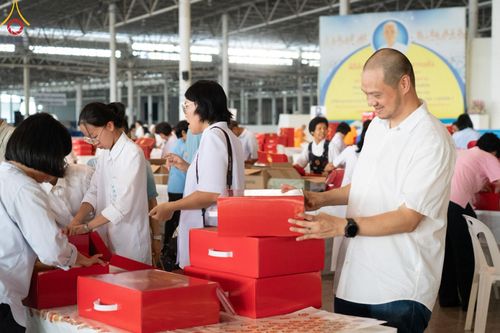 ภาพ No.212133:วันจันทร์ที่ 17 มีนาคม พ.ศ. 2568 บุญบรรจุกล่องไทยธรรม เพื่อถวายแด่พระสังฆาธิการ 40,000 กว่าวัดทั่วไทย ในวันคุ้มครองโลก 22 เมษายน พ.ศ. 2568 ณ บ้านแก้วเรือนทองคุณยายฯ วัดพระธรรมกาย