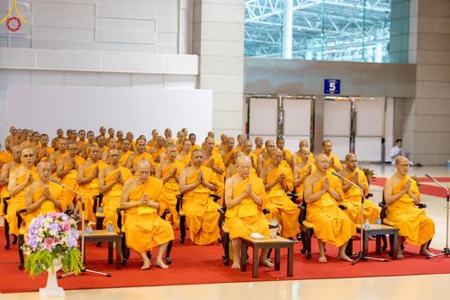 ภาพ No.150012:พิธีตักบาตร , พิธีปฎิบัติธรรม , พิธีถวายภัตตาหารเมนูสวรรค์ ในพรรษาแห่งการเข้าถึงธรรม วันธรรมชัย วันอังคารที่ 27 สิงหาคม พ.ศ.2567 ณ สภาธรรมกายสากล วัดพระธรรมกาย