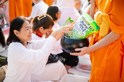 ภาพ No.193065:พิธีตักบาตรพระธรรมยาตรา ณ อนุสรณ์สถานคลองบางนางแท่น อ.สามพราน จ.นครปฐม ในโครงการธรรมยาตรา กตัญญูบูชา มหาปูชนียาจารย์ พระมงคลเทพมุนี(สด จนฺทสโร) พระผู้ปราบมาร อนุสรณ์สถาน 7 แห่ง ปีที่ 13 วันที่ 11 มกราคม พ.ศ.2568