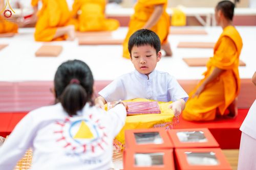 ภาพ No.138909:พิธีถวายกองทุนสนับสนุน การสร้างพระไตรปิฎกฉบับธรรมชัย และอนุรักษ์คัมภีร์ใบลาน น้อมบูชาธรรมหลวงพ่อธัมมชโย 80 ปี ณ ห้องแก้วสารพัดนึก 2 วัดพระธรรมกาย วันเสาร์ที่ 1 มิถุนายน พศ. 2567