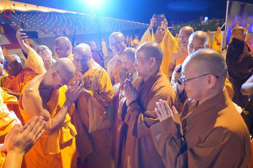 ภาพ No.125123:พิธีเวียนประทักษิณและจุดมาฆประทีป (ชุดที่ 2) ในวันมาฆบูชา เสาร์ที่ 24 กุมภาพันธ์ พ.ศ. 2567 ณ พระมหาธรรมกายเจดีย์ วัดพระธรรมกาย