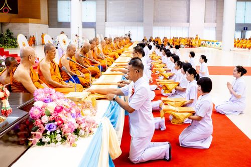 ภาพ No.233876:วันเสาร์ที่ 19 กรกฎาคม พ.ศ.2568 วันมหารำลึก ครั้งที่ 35 พิธีรำลึกถึงนักสร้างบารมี , พิธีสวดพระพุทธมนต์ , พิธีทอดผ้าบังสกุลและถวายไทยธรรม วัดพระธรรมกาย