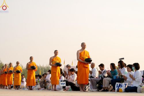 ภาพ No.201135:พิธีตักบาตรพระธรรมยาตรา ณ อนุสรณ์สถานลำดับที่ 5 สถานที่เผยแผ่วิชชาธรรมกายครั้งแรก อนุสรณ์สถานบางปลา วัดบางปลา อำเภอบางเลน จังหวัดนครปฐม ในโครงการธรรมยาตรา กตัญญูบูชา มหาปูชนียาจารย์ พระมงคลเทพมุนี(สด จนฺทสโร) พระผู้ปราบมาร อนุสรณ์สถาน 7 แห่ง ปีที่ 13