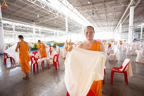 ภาพ No.59748:V.39 ทุ่มสุดใจ ธรรมชัย 80 ปี การเตรียมงาน การปฏิบัติงาน ของเจ้าหน้าที่หน่วยงานต่างๆ เพื่อพิธีฉลองอายุวัฒนมงคล 80 ปี หลวงพ่อธัมมชโย และรับถวายมหาสังฆทาน 10,000 กว่าวัดทั่วประเทศ ในวันคุ้มครองโลก จันทร์ที่ 22 เมษายน พ.ศ. 2567