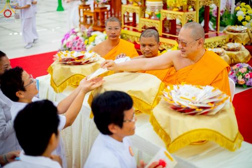 ภาพ No.214879:พิธีต้อนรับสัญญาบัตร พัดยศ พระราชวิเทศวชิรเวที (บัณฑิต วรปญฺโญ) เจ้าอาวาสวัดพระธรรมกายสกอตแลนด์ สหราชอาณาจักร ผู้ช่วยเจ้าอาวาสวัดพระธรรมกาย ณ อุโบสถพระไตรปิฏก วัดพระธรรมกาย