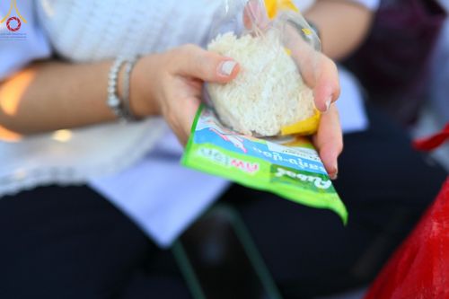 ภาพ No.197747:พิธีตักบาตรพระธรรมยาตรา ณ อนุสรณ์สถานลำดับที่ 4 สถานที่เกิดด้วยกายธรรม วัดโบสถ์(บน) ต.บางคูเวียง จ.นนทบุรี ในโครงการธรรมยาตรา กตัญญูบูชา มหาปูชนียาจารย์ พระมงคลเทพมุนี(สด จนฺทสโร) พระผู้ปราบมาร อนุสรณ์สถาน 7 แห่ง ปีที่ 13 วันที่ 19 มกราคม พ.ศ. 2568