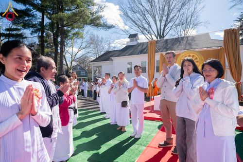 ภาพ No.62486:คณะศิษยานุศิษย์รวมใจสถาปนาและสมโภช ธรรมจักร เพื่ออัญเชิญประดิษฐาน ณ ยอดอุโบสถ 80 ปี หลวงพ่อธัมมชโย วัดพระธรรมกายนิวเจอร์ซี ประเทศสหรัฐอเมริกา  วันอาทิตย์ที่ 7 เมษายน พ.ศ. 2567