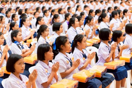 ภาพ No.246025:วันเสาร์ที่ 13 กันยายน พ.ศ. 2568 พิธีมอบผ้าไตรประธานกฐินสัมฤทธิ์เด็กดี V-Star ณ สภาธรรมกายสากล วัดพระธรรมกาย