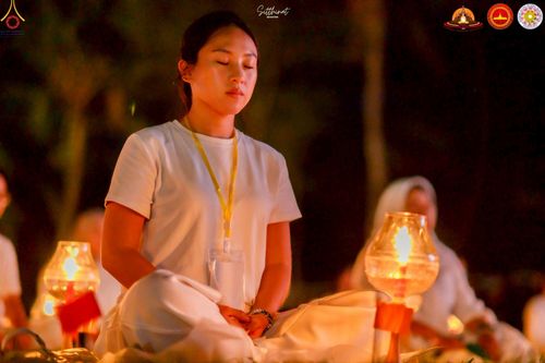 ภาพ No.224586:วันจันทร์ที่ 12 พฤษภาคม พ.ศ. 2568  ชาวพุทธในอินโดนีเซีย ร่วมฉลองวิสาขบูชาจุดประทีปกว่า 200,000 ดวง ณ พระมหาเจดีย์บรมพุทโธ  เจริญพุทธมนต์ถวาย “พระวชิรเกล้าเจ้าอยู่หัว”