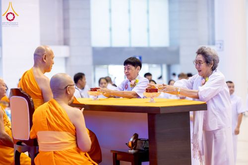 ภาพ No.264402:วันอาทิตย์ที่ 2 พฤศจิกายน พ.ศ. 2568 พิธีบูชาข้าวพระ ณ สภาธรรมกายสากล วัดพระธรรมกาย