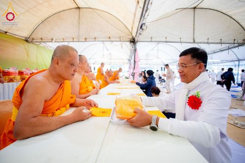 ภาพ No.198432:พิธีถวายภัตตาหารเป็นสังฆทาน แด่พระธรรมยาตรา ณ อนุสรณ์สถานบางปลา วัดบางปลา อำเภอบางเลน จังหวัดนครปฐม ในโครงการธรรมยาตรา กตัญญูบูชา มหาปูชนียาจารย์ พระมงคลเทพมุนี(สด จนฺทสโร) พระผู้ปราบมาร อนุสรณ์สถาน 7 แห่ง ปีที่ 13 วันที่ 20 มกราคม พ.ศ. 2568