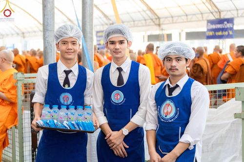 ภาพ No.58927:V.40 ภัตตาหารพระหมื่นวัด เราจัดให้ การปฏิบัติงานของเจ้าหน้าที่และอาสาสมัคร เพื่อรับบุญในการถวายภัตตาหาร แด่คณะสงฆ์ 10,000 กว่าวัดทั่วประเทศ ที่มาร่วมงานวันคุ้มครองโลก จันทร์ที่ 22 เมษายน พ.ศ. 2567 ณ วัดพระธรรมกาย