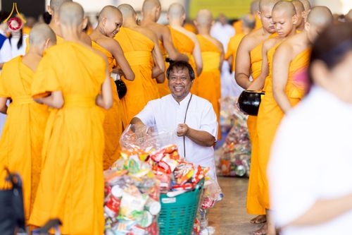 ภาพ No.223449:วันวิสาขบูชา วันอาทิตย์ที่ 11 พฤษภาคม พ.ศ. 2568 พิธีตักบาตร และปฎิบัติธรรม ณ สภาธรรมกายสากล วัดพระธรรมกาย