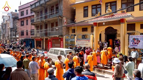 ภาพ No.213217:วันที่ 17 - 18 มีนาคม พ.ศ. 2568 คณะสงฆ์และสามเณรเดินบิณฑบาต รอบเมืองในพื้นที่ วัดสยมภูวนาถและราชวังปาตัน ณ เมืองกาฐมาณฑุ ประเทศเนปาล