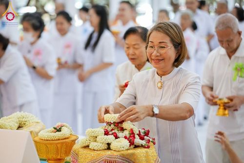ภาพ No.160908:พิธีเจริญพระพุทธมนต์ และปิดแผ่นทองรูปเหมือน พระเดชพระคุณพระมงคลเทพมุนี (สด จนฺทสโร) พระผู้ปราบมาร จำนวน 3 องค์ วันเสาร์ที่ 5 ตุลาคม พ.ศ. 2567 ณ อาคารปลูกศรัทธา 2 (ชานชลาเดิม) วัดพระธรรมกาย อ.คลองหลวง จ.ปทุมธานี