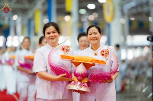 ภาพ No.134411:พิธีทอดผ้าป่าสมทบ มหาสังฆทาน 10,000 วัด ทั่วไทย วันอาทิตย์ต้นเดือนที่ 7 เมษายน พ.ศ.2567 ณ ห้องแก้วสารพัดนึก 1 สภาธรรมกายสากล  วัดพระธรรมกาย จ.ปทุมธานี