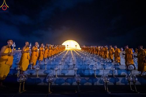 ภาพ No.160690:พิธีจุดประทีป 20,000 ดวง บูชาพระมหาธรรมกายเจดีย์ และบูชาพระมงคลเทพมุนี (สด จนฺทสโร) พระผู้ปราบมาร ณ ลานธรรม พระมหาธรรมกายเจดีย์ วัดพระธรรมกาย จ.ปทุมธานี วันที่ 10 ตุลาคม พ.ศ. 2567