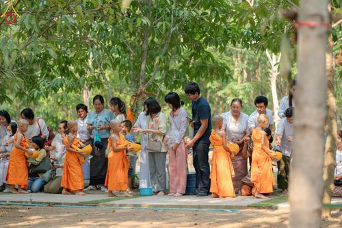 ภาพ No.135158: พิธีบรรพชาสามเณร  พิธีตักบาตรฉลองสามเณรใหม่ วันที่ 1 เมษายน พ.ศ.2567 ในโครงการบรรพชาสามเณรฟื้นฟูพระพุทธศาสนาทั่วไทย ณ ศูนย์ปฏิบัติธรรมแก้วเมืองเลย