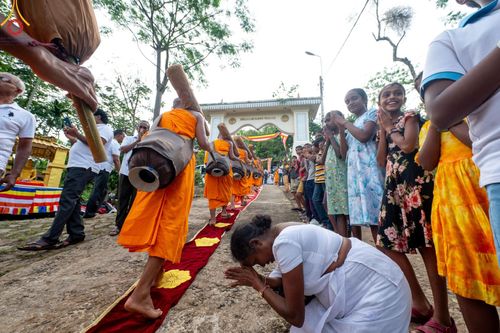 ภาพ No.140792:PhotoStory มหาศรัทธา ธรรมยาตราศรีลังกา EP.4 โครงการสยาม-ลังกา ธรรมยาตรา ฉลองเทศกาลวิสาขบูชาแห่งชาติ ศรีลังกา  บูชาธรรม 80 ปีหลวงพ่อธัมมชโย เส้นทางจาก เมืองดัมบูลลา ไปยัง เมืองมาตะเล  ตั้งแต่วันที่ 17-20 พฤษภาคม พ.ศ. 2567