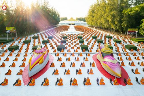 ภาพ No.187033:พระธรรมยาตราปฏิบัติธรรม และถ่ายภาพหมู่ประวัติศาสตร์ ปีที่ 13 ณ ลานทิศตะวันออก มหาวิหารพระมงคลเทพมุนี วัดพระธรรมกาย จ.ปทุมธานี วันเสาร์ที่ 28 ธันวาคม พ.ศ. 2567