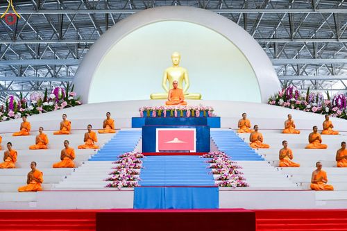 ภาพ No.139173:พิธีตักบาตร , พิธีบูชาข้าวพระ ณ ห้องแก้วสารพัด 1 สภาธรรมกายสากล วัดพระธรรมกาย วันอาทิตย์ต้นเดือนที่ 2 มิถุนายน พ.ศ. 2567