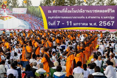 ภาพ No.107969:พิธีต้อนรับพระธรรมยาตรา ในโครงการธรรมยาตรากตัญญูบูชา มหาปูชนียาจารย์ พระมงคลเทพมุนี(สด จนฺทสโร) พระผู้ปราบมาร อนุสรณ์สถาน 7 แห่ง ปีที่ 12 วันที่ 7 มกราคม พ.ศ. 2567 ณ อนุสรณ์สถานคลองบางนางแท่น  อ.สามพราน จ.นครปฐม