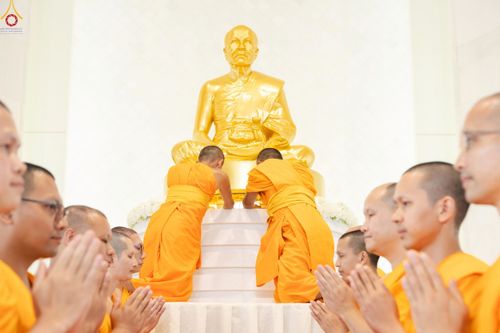 ภาพ No.239501:วันอาทิตย์ที่ 17 สิงหาคม พ.ศ. 2568 พิธีกดปุ่มอัญเชิญรูปเหมือน พระมงคลเทพมุนี (สด จันทสโร)  ณ มหาวิหารแก้วพระมงคลเทพมุนี  ศูนย์ปฏิบัติธรรมแก้วเมืองเลย