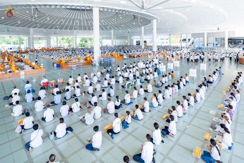 ภาพ No.90575:พิธีบุพเปตพลี  ครั้งที่ 141 ร่วมอุทิศบุญแด่หมู่ญาติที่ล่วงลับไปแล้ว และสืบทอดอายุพระพุทธศาสนา วันพฤหัสบดีที่ 14 ตุลาคม พ.ศ.2566 วันพระแรม 15 ค่ำ เดือน 10 ณ หอฉันคุณยายอาจารย์ฯ วัดพระธรรมกาย