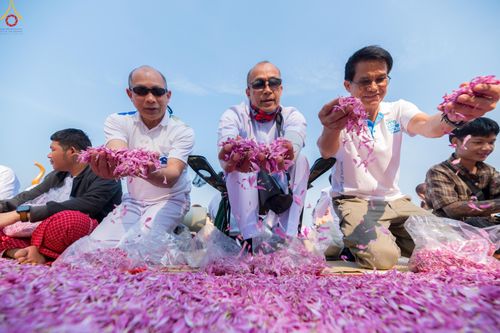 ภาพ No.299332:วันที่ 18 มกราคม พ.ศ. 2569 พิธีต้อนรับพระธรรมยาตรา ณ อนุสรณ์สถานลำดับที่ 5 สถานที่เผยแผ่วิชชาธรรมกายครั้งแรก อนุสรณ์สถานบางปลา วัดบางปลา อำเภอบางเลน จังหวัดนครปฐม ในโครงการธรรมยาตรา กตัญญูบูชา มหาปูชนียาจารย์ พระมงคลเทพมุนี(สด จนฺทสโร) พระผู้ปราบมาร อนุส