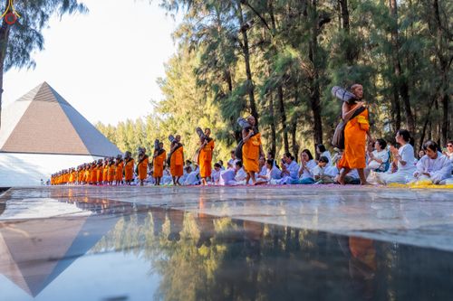 ภาพ No.292789:วันที่ 11 มกราคม พ.ศ. 2569 พิธีต้อนรับพระธรรมยาตรา ณ อนุสรณ์สถานลำดับที่ 3 สถานที่เกิดในเพศสมณะ วัดสองพี่น้อง อำเภอสองพี่น้อง จังหวัดสุพรรณบุรี ในโครงการธรรมยาตรา กตัญญูบูชา มหาปูชนียาจารย์ พระมงคลเทพมุนี(สด จนฺทสโร) พระผู้ปราบมาร อนุสรณ์สถาน 7 แห่ง ปีที