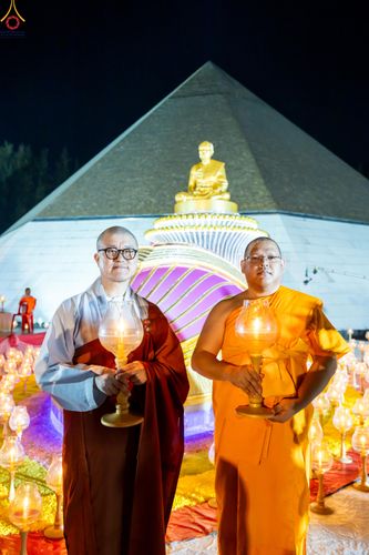 ภาพ No.290259:วันที่ 6 มกราคม พ.ศ. 2569 พิธีจุดประทีปถวายเป็นพุทธบูชา และบูชาธรรมมหาปูชนียาจารย์ (ภาพชุดที่ 2) ณ อนุสรณ์สถานมหาวิหารพระมงคลเทพมุนี (โลตัสแลนด์) อ.สองพี่น้อง จ.สุพรรณบุรี ในโครงการธรรมยาตรา กตัญญูบูชา มหาปูชนียาจารย์ พระมงคลเทพมุนี(สด จนฺทสโร) พระผู้ปรา