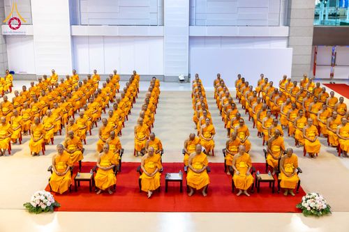 ภาพ No.285083:วันอาทิตย์ที่ 14 ธันวาคม พ.ศ.2568  พิธีปฏิบัติธรรม พิธีถวายภัตตาหารเป็นสังฆทาน พิธีมอบต้นสมบัติจักรพรรดิ ถวายแด่เจ้าอาวาสและประธานสงฆ์ 236 ศูนย์ส่งเสริมศีลธรรมทั่วโลก ณ สภาธรรมกายสากล วัดพระธรรมกาย