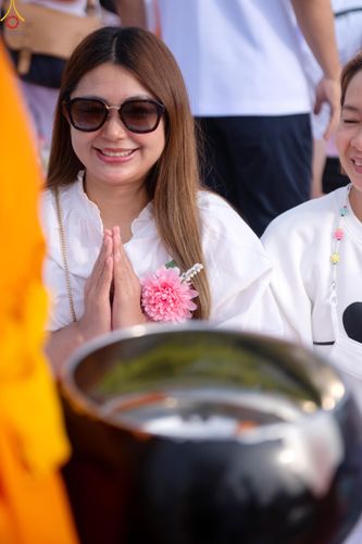 ภาพ No.302734:วันที่ 24 มกราคม พ.ศ. 2569 พิธีตักบาตรพระธรรมยาตรา(ภาพชุดที่ 2) ณ อนุสรณ์สถานลำดับที่ 5 สถานที่เผยแผ่วิชชาธรรมกายครั้งแรก อนุสรณ์สถานบางปลา วัดบางปลา อำเภอบางเลน จังหวัดนครปฐม ในโครงการธรรมยาตรา กตัญญูบูชา มหาปูชนียาจารย์ พระมงคลเทพมุนี(สด จนฺทสโร) พระผู