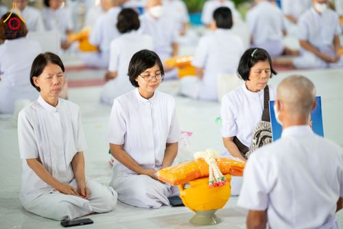 ภาพ No.62710:พิธีขอขมามอบผ้าไตร ในโครงการอุปสมบทหมู่ บูชาธรรมหลวงพ่อธัมมชโย พ.ศ.2567  โครงการอุปสมบทหมู่ธรรมทายาท ระดับอุดมศึกษา รุ่นที่51 (ภาคฤดูร้อน) โครงการบวชพระนานาชาติ AEC และ WAB รุ่นผู้บริหาร(รุ่นที่2) ณ ลานธรรม พระมหาธรรมกายเจดีย์ วันที่ 13 เมษายน พ.ศ. 2567