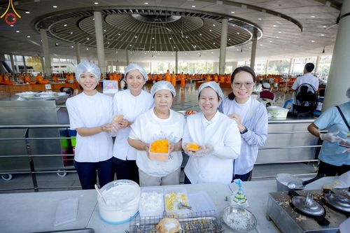 ภาพ No.184768:พิธีถวายภัตตาหารเมนูสวรรค์ "เพื่อการบรรลุธรรม" เนื่องในวาระอายุวัฒนมงคล 84 ปี หลวงพ่อทัตตชีโว วันเสาร์ที่ 21 ธันวาคม พ.ศ. 2567 ณ หอฉันคุณยายอาจารย์ฯ วัดพระธรรมกาย