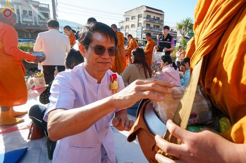 ภาพ No.187128:พิธีตักบาตรพระ ๕๐๐ รูป "สร้างบุญใหญ่ ส่งท้ายปีเก่า ต้อนรับปีใหม่ ๒๕๖๘" วันเสาร์ที่ ๒๘ ธันวาคม พ.ศ. ๒๕๖๗ ณ ถนนหน้าที่ว่าการอำเภอภูเรือ จังหวัดเลย