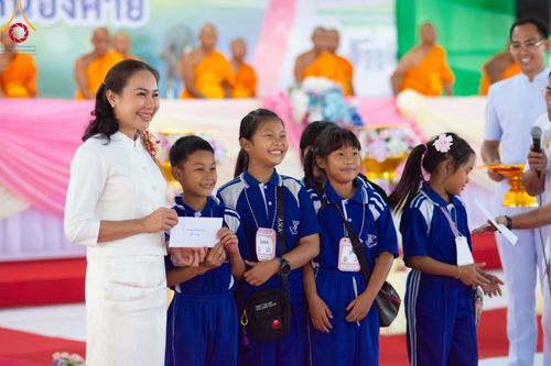 ภาพ No.97247:พิธีทอดผ้าป่า เพื่อสร้าง "ลานอเนกประสงค์พญานาค 4 ตระกูล" และพิธีจุดประทีปโคมลอย ลอยกระทง ถวายประทีปเป็นพุทธบูชา ณ พุทธอุทยานนานาชาติ จ.หนองคาย วันที่ 27 พฤศจิกายน พ.ศ. 2566